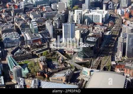 Vista aerea del centro di Manchester intorno all'area del fiume Irwell, del Museo Nazionale del Calcio, di Shambles Square e della Cattedrale di Manchester Foto Stock