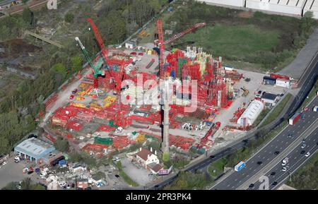 Vista aerea del sito di noleggio gru Wolffkran lungo l'autostrada M1 appena ad est di Sheffield, South Yorkshire Foto Stock