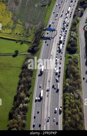 Vista aerea di una strada bloccata causata da un incidente sull'autostrada M62. Questo guardando verso est verso l'incrocio M62/M1 vicino a East Ardsley, W Yorkshire Foto Stock