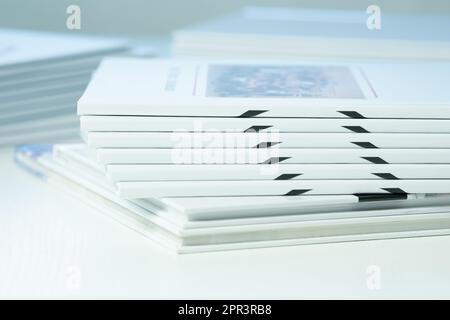pila di libri fotografici in primo piano, sfocatura parziale Foto Stock