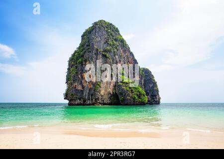 Bellissima spiaggia di sabbia Ao Phra Nang nella provincia di Krabi. Ao Nang, Thailandia. Splendida vista sulla spiaggia di Phra Nang in una giornata estiva di sole a Krabi, Thailandia. WO Foto Stock