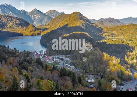 Vista dal castello di Neuschwanstein al castello di Hohenschwangau, Alpsee e Schwansee in autunno, Germania, Baviera, Allgaeu, Hohenschwangau Foto Stock