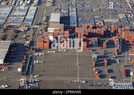 Terminal auto e terminal container al porto di Anversa, vista aerea, Belgio, Anversa Foto Stock