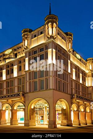 Fragrance House 4711, 4711 casa ancestrale in Glockengasse la sera, Germania, Nord Reno-Westfalia, Colonia Foto Stock