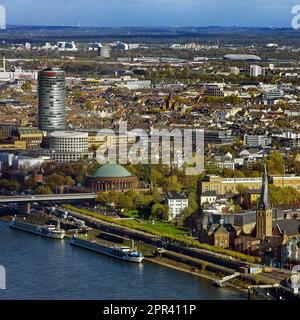 Vista dalla Torre del Reno l'alto edificio dell'Ergo, la Tonhalle e l'Accademia d'Arte, la Germania, la Renania settentrionale-Vestfalia, la bassa Renania, Dusseldorf Foto Stock