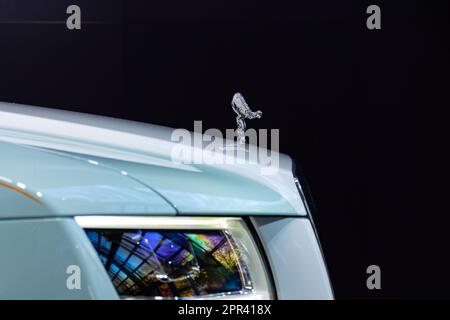 Simbolo Spirit of Ecstasy Badge su Rolls Royce Ghost in BMW Welt, Monaco di Baviera, Germania Foto Stock