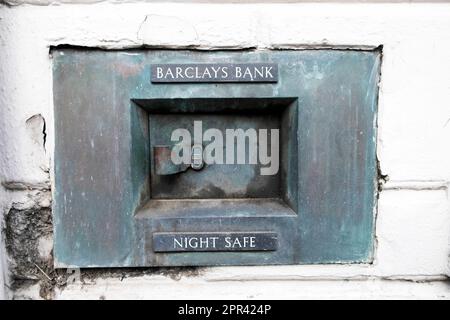 Vintage storico Barclays Bank Night Cassette di sicurezza all'esterno dell'edificio Carmarthenshire Wales UK KATHY DEWITT Foto Stock