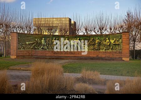 memoriale Tiegelgussdenkmal di fronte alla sede principale di ThyssenKrupp, Germania, Renania settentrionale-Vestfalia, Area della Ruhr, Essen Foto Stock