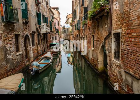 Barche e Appartamenti ancorati a Venezia Canal, Italia Foto Stock