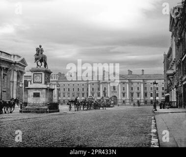 Una fotografia del tardo 19th ° secolo della statua di Re Guglielmo III a cavallo nel centro di College Green, Dublino, Irlanda. Creata nel 1701 da Grinling Gibbons, la statua è stata spesso defaced, dipinta di pece e attaccata numerose volte attraverso i secoli 19th e 20th, portando a molte riparazioni. Alla fine è stato decantato dopo che è stato gravemente danneggiato in un'esplosione il 11 novembre 1928. Foto Stock