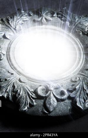 cornice rotonda magica con raggi luminosi che ne escono Foto Stock