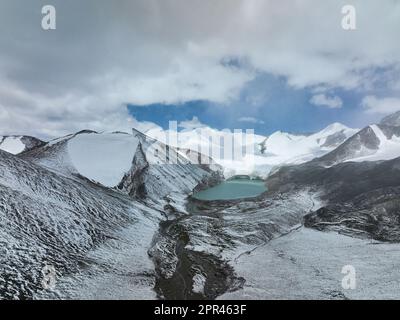 (230426) -- PECHINO, 26 aprile 2023 (Xinhua) -- questa foto aerea scattata il 21 luglio 2022 mostra i ghiacciai e il lago nella regione sorgente del fiume Yangtze nella provincia Qinghai della Cina nord-occidentale. (Xinhua/Zhang Long) Foto Stock