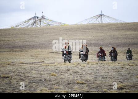 (230426) -- PECHINO, 26 aprile 2023 (Xinhua) -- pattugliamento dei Rangers intorno a Yoigilangleb Qu (fiume) nella contea di Qumarleb della prefettura autonoma tibetana di Yushu, provincia di Qinghai nella Cina nord-occidentale, 21 aprile 2022. (Xinhua/Zhang Long) Foto Stock