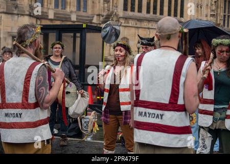 Westminster, Londra, Regno Unito. 23rd aprile 2023. Migliaia di manifestanti della ribellione di estinzione, insieme ai membri, quasi 200 enti caritatevoli si trovavano a Londra il giorno della Maratona di Londra, raggiungendo i membri del pubblico il terzo giorno della ribellione di estinzione, Unite per sopravvivere, la Grande. LA XR chiede al governo di non concedere ulteriori licenze per l'estrazione di combustibili fossili e di intervenire con urgenza in caso di crisi climatica. Credito: Maureen McLean/Alamy Foto Stock