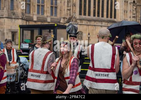 Westminster, Londra, Regno Unito. 23rd aprile 2023. Migliaia di manifestanti della ribellione di estinzione, insieme ai membri, quasi 200 enti caritatevoli si trovavano a Londra il giorno della Maratona di Londra, raggiungendo i membri del pubblico il terzo giorno della ribellione di estinzione, Unite per sopravvivere, la Grande. LA XR chiede al governo di non concedere ulteriori licenze per l'estrazione di combustibili fossili e di intervenire con urgenza in caso di crisi climatica. Credito: Maureen McLean/Alamy Foto Stock