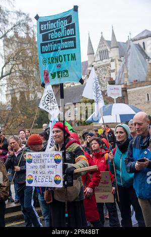 Westminster, Londra, Regno Unito. 23rd aprile 2023. Migliaia di manifestanti della ribellione di estinzione, insieme ai membri, quasi 200 enti caritatevoli si trovavano a Londra il giorno della Maratona di Londra, raggiungendo i membri del pubblico il terzo giorno della ribellione di estinzione, Unite per sopravvivere, la Grande. LA XR chiede al governo di non concedere ulteriori licenze per l'estrazione di combustibili fossili e di intervenire con urgenza in caso di crisi climatica. Credito: Maureen McLean/Alamy Foto Stock