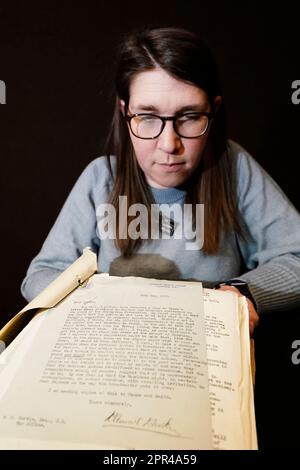 Jessamy Carlson, Record Specialist presso l'Archivio Nazionale esamina una lettera tra il Ministero delle opere e l'Ufficio della Guerra riguardante il protocollo di folla presso l'Archivio Nazionale, a Kew, Richmond, Londra, in vista dell'incoronazione di Re Carlo III il 6 maggio. Data immagine: Mercoledì 26 aprile 2023. Foto Stock