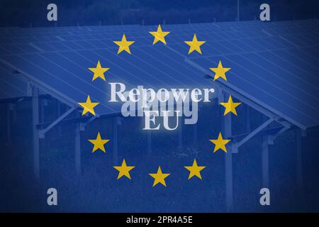 Bandiera europea con pannelli solari come sfondo e il testo “rialimentare l’UE” Foto Stock
