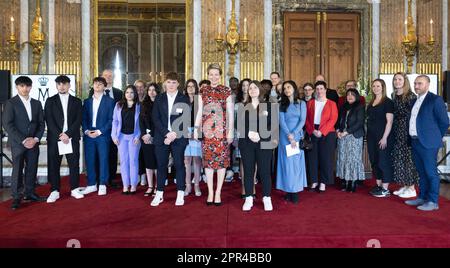 La regina Mathilde del Belgio si presenta per il fotografo durante la presentazione del Premio della regina Mathilde 'ISEE/IDEA/IDO' del Fondo della regina Mathilde, al Palazzo reale di Bruxelles, mercoledì 26 aprile 2023. Il Queen Mathilde Fund sostiene annualmente decine di iniziative in Belgio che potenziano i bambini e i giovani socialmente vulnerabili. Il progetto denominato "vedo, IDEA, lo FACCIO” fornisce specificamente sostegno e orientamento professionale ai giovani che cercano soluzioni alle sfide locali e che quindi mirano a incoraggiare l'imprenditorialità dei giovani. Poco prima della cerimonia di premiazione, il Que Foto Stock