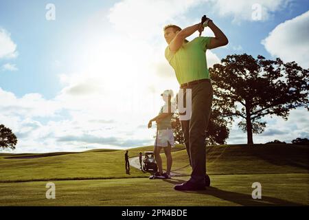 Quando youre oscillare, youre vincere. una coppia che gioca a golf insieme su un fairway. Foto Stock