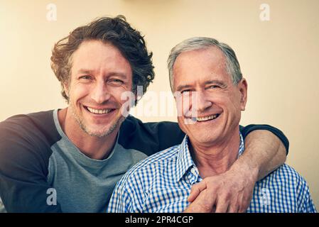 Questa mela non è caduta lontano dall'albero. Ritratto di un uomo e di suo padre anziano a casa. Foto Stock