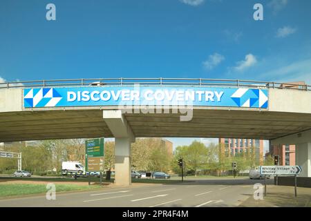 Un cartello sulla circonvallazione di Coventry, che accoglie i visitatori in città. Foto Stock