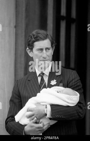 Foto del file datata 22/06/82 del Principe di Galles, tiene il suo figlio neonato Principe William mentre lasciano St Mary's Hospital, Paddington, Londra. Data di emissione: Mercoledì 26 aprile 2023. Foto Stock