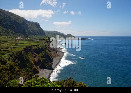 Vista panoramica sulla costa dell'isola di Flores, sulla strada per Fajã Grande, Azzorre, Portogallo Foto Stock