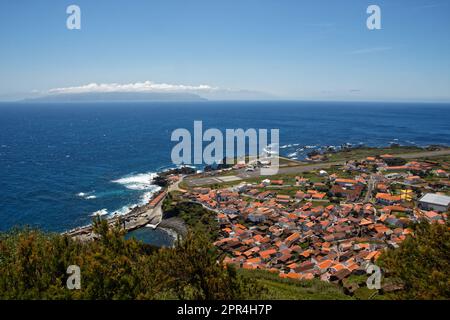 Vila do Corvo, con l'isola di Flores sullo sfondo Foto Stock