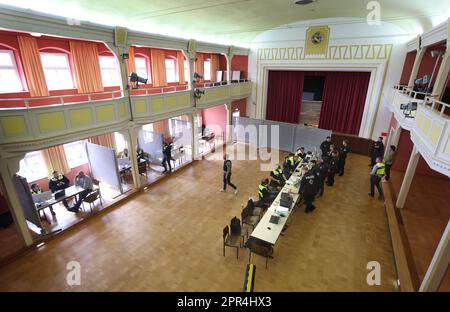 Krumbach, Germania. 26th Apr, 2023. Gli agenti di polizia si trovano nel municipio. Dopo un'incursione contro sospetti contrabbandieri e contraffattori, i sospetti sono stati sottoposti a misure di identificazione nel municipio. Credit: Karl-Josef Hildenbrand/dpa/Alamy Live News Foto Stock