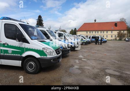 Krumbach, Germania. 26th Apr, 2023. I veicoli della polizia sono parcheggiati di fronte al municipio. Dopo un'incursione contro sospetti contrabbandieri e contraffattori, i sospetti sono stati sottoposti a misure di identificazione nel municipio. Credit: Karl-Josef Hildenbrand/dpa/Alamy Live News Foto Stock