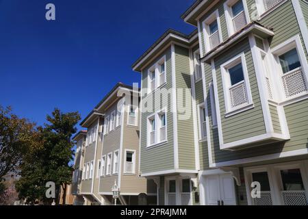 Sogukcesme Sokagi storica strada con case in legno nel quartiere Sultanahmet di Istanbul, Turchia. Foto Stock