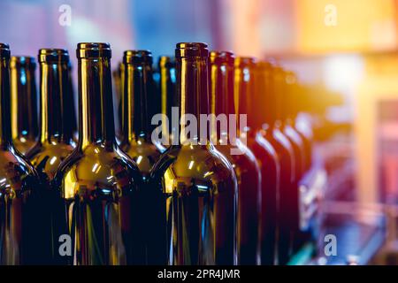 Bottiglia di vino nella linea di produzione della fabbrica di bevande della birreria dell'azienda vinicola per prodotti di bevande sul nastro trasportatore. Foto Stock