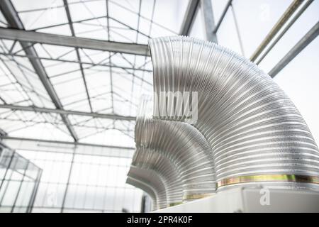 Tubo flessibile in alluminio per condotto aria aria aria condizionata soffia aria via in agricoltura Foto Stock