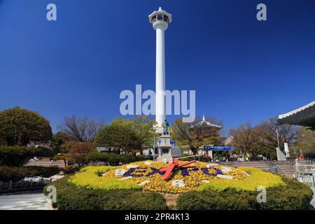 BUSAN, COREA DEL SUD - 27 MARZO 2023: Diamond Tower nel parco Yongdusan di Busan, Corea del Sud. Foto Stock