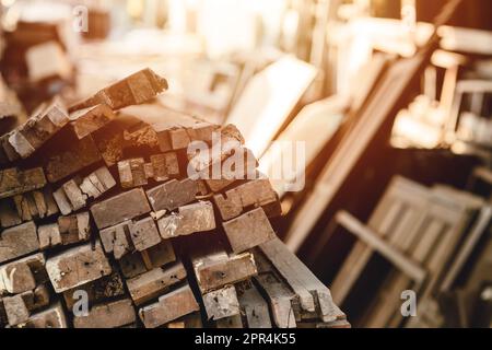 vecchio palo di legno in legname di segheria. palo di legno accatastato magazzino raccolta scorte asciugato Foto Stock