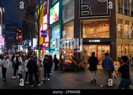 SEOUL, COREA DEL SUD - 5 APRILE 2023: La gente visita il quartiere dello shopping di Myeongdong a Seoul di notte. Foto Stock