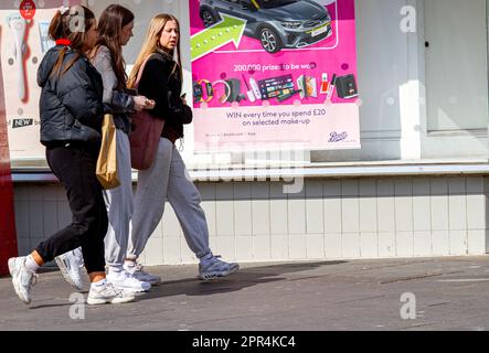 Dundee, Tayside, Scozia, Regno Unito. 26th Apr, 2023. UK Weather: Bella brezza calda sole di aprile attraverso il nord-est della Scozia. Le donne alla moda hanno approfittato del meraviglioso clima primaverile per trascorrere la mattinata nel centro di Dundee, andando a vivere la loro vita quotidiana e godendo di un piacevole soggiorno. Credit: Dundee Photographics/Alamy Live News Foto Stock