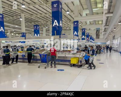 Dubai, Emirati Arabi Uniti - 13th novembre 2021 : mercato del pesce di mare grande e pulito nella zona di deira di Dubai. Foto Stock