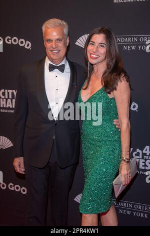 New York, New York, Stati Uniti. 25th Apr, 2023. (NUOVO) City Harvest presenta il gala del 40th° anniversario: House of Harvest. 25 aprile 2023, New York, New York, USA: Eric Ripert e Sandra Ripert partecipano al City Harvest presentando il Gala del 40th° anniversario: House of Harvest a Cipriani 42nd Street il 25 aprile 2023 a New York City. (Credit Image: © M10S/TheNEWS2 via ZUMA Press Wire) SOLO PER USO EDITORIALE! Non per USO commerciale! Foto Stock