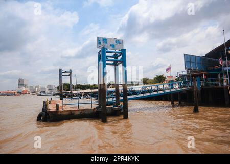 Molo nel fiume Chao Phraya a Bangkok in Thailandia Foto Stock