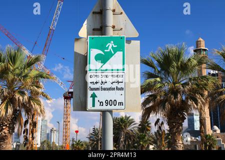 Cartello di evacuazione tsunami a Tel Aviv, Israele. Indicazioni per le emergenze. Foto Stock