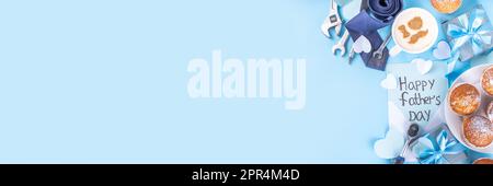 Biglietto di auguri per il giorno del Padre. Colazione del giorno del papà con simpatico sfondo a sorpresa, con confezioni regalo, cupcake, tazza di caffè, decorazione del cuore, Foto Stock