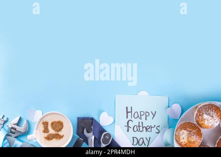 Biglietto di auguri per il giorno del Padre. Colazione del giorno del papà con simpatico sfondo a sorpresa, con confezioni regalo, cupcake, tazza di caffè, decorazione del cuore, Foto Stock