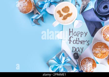 Biglietto di auguri per il giorno del Padre. Colazione del giorno del papà con simpatico sfondo a sorpresa, con confezioni regalo, cupcake, tazza di caffè, decorazione del cuore, Foto Stock