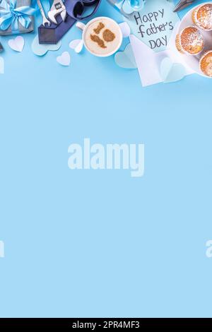 Biglietto di auguri per il giorno del Padre. Colazione del giorno del papà con simpatico sfondo a sorpresa, con confezioni regalo, cupcake, tazza di caffè, decorazione del cuore, Foto Stock