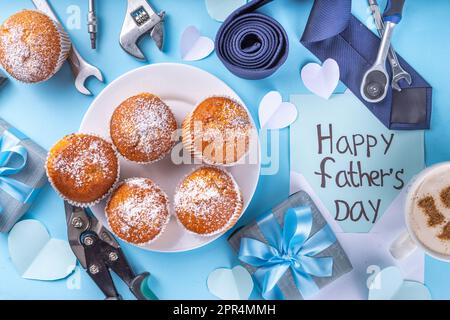 Biglietto di auguri per il giorno del Padre. Colazione del giorno del papà con simpatico sfondo a sorpresa, con confezioni regalo, cupcake, tazza di caffè, decorazione del cuore, Foto Stock