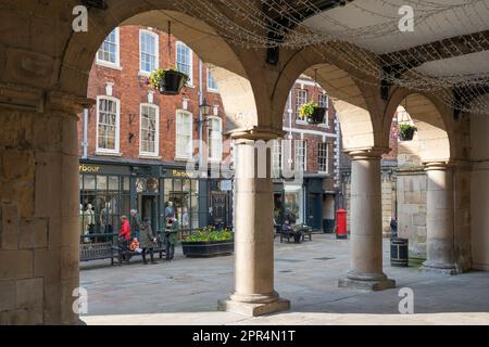 La vista dall'interno del punto di riferimento storico della OMH (Old Market Hall) sulla Piazza nel centro di Shrewsbury. Shropshire, Regno Unito Foto Stock