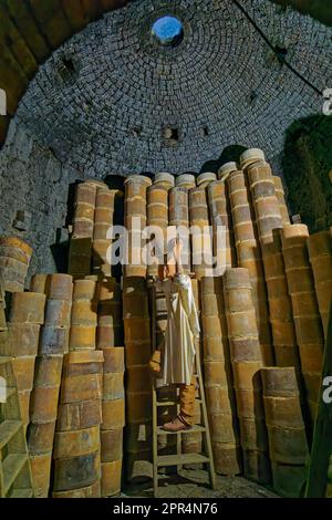 Interno dei forni a bottiglia Stoke-on-Trent al Gladstone Museum, Longton. Stoke-on-Trent, Inghilterra. Foto Stock