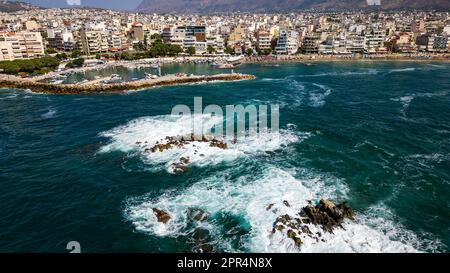 Veduta aerea della spiaggia e del mare di Nea Chora nella città cretese di Chania, Grecia Foto Stock